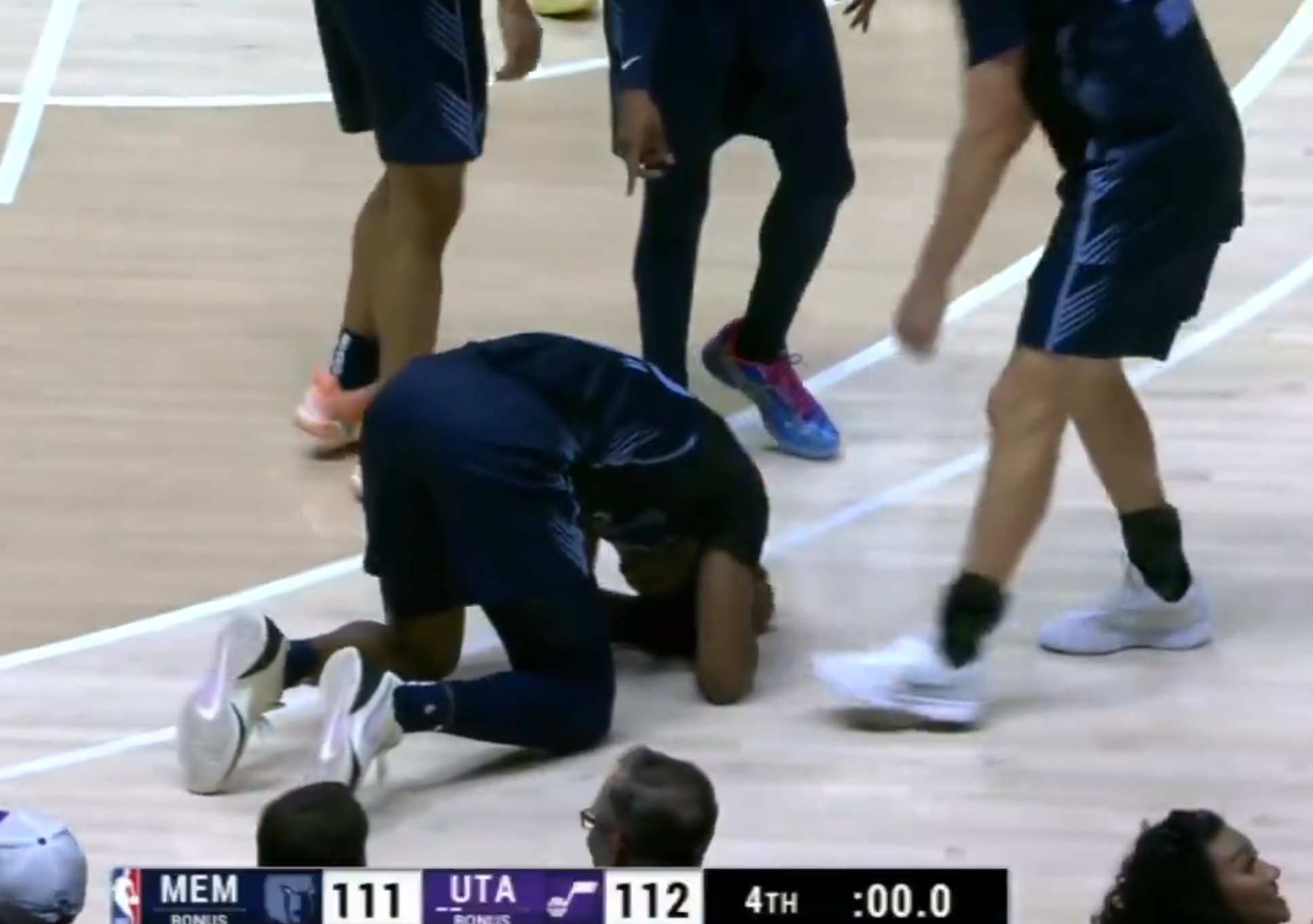 开云体育下载-😭杜兰特：小伙子我懂你啊！GG-杰克逊绝平三分踩线懊恼跪地！