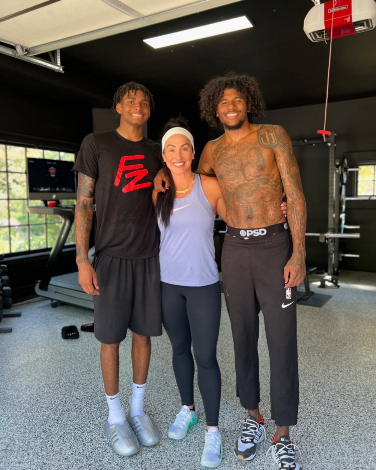 kaiyun-这核心力！健身教练晒杰伦-格林高难度训练 金鸡独立双手提举杠铃