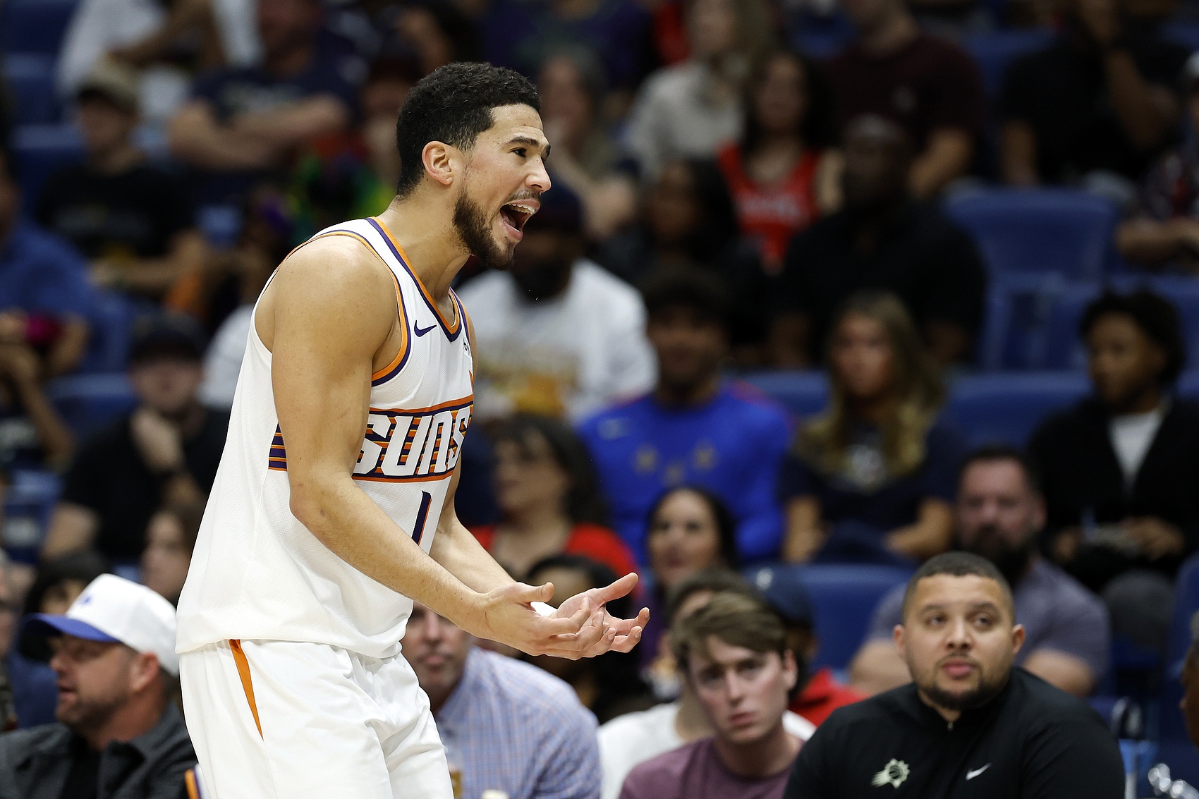 kaiyun-错失关键球！布克21中9得到27分3助 关键时刻面对伊森单挑三不沾