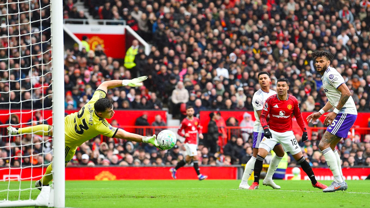 开云体育下载-豪门悲喜夜：曼联3-1维拉跻身前3 利物浦1-1惨遭热刺绝平 巴萨5-2