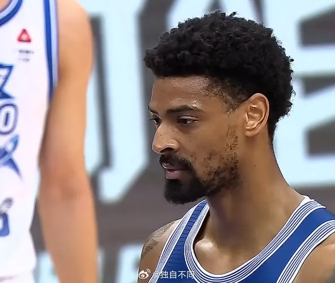 开云-青岛队记：进攻端被解放出来的米奇，再次成为获胜的功臣